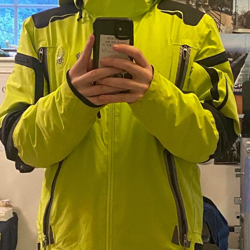 SPYDER SNOW JACKET *WORN TWICE*
BARLEY USED!
